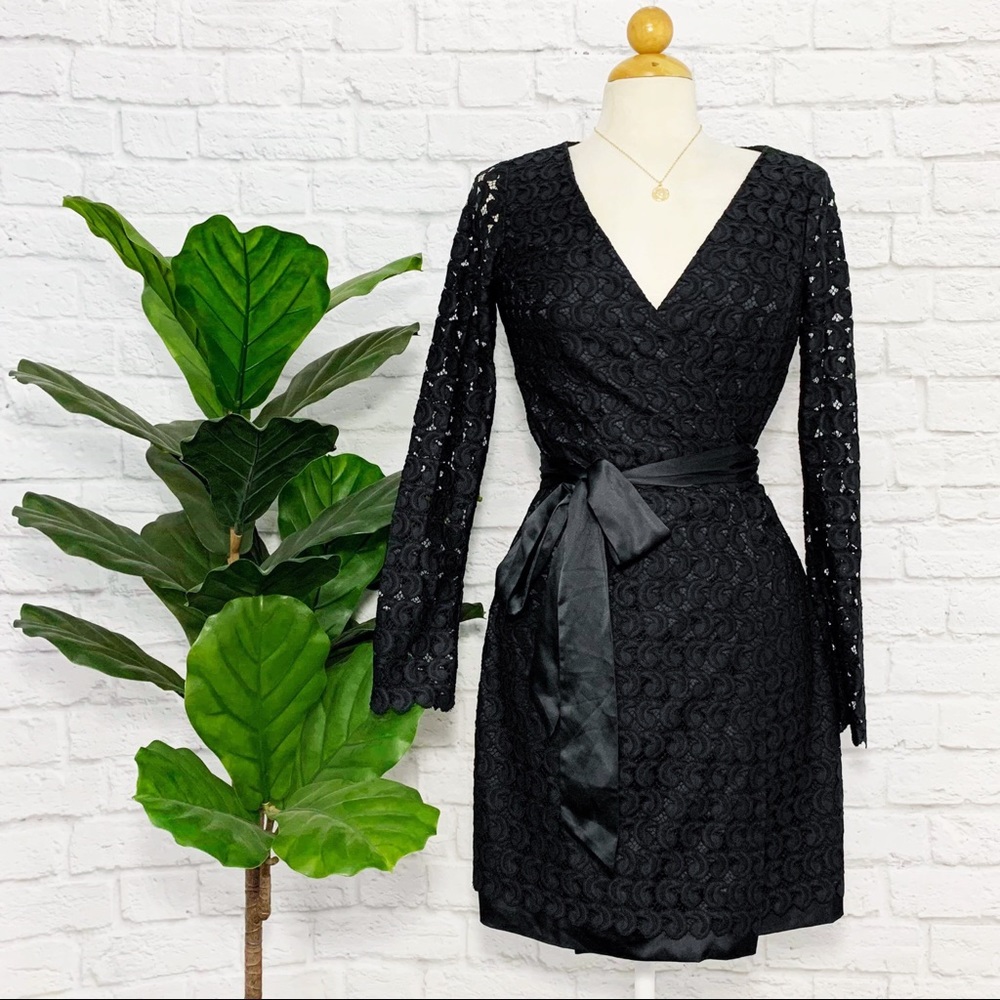 DIANE VON FURSTENBERG lace signature wrap dress